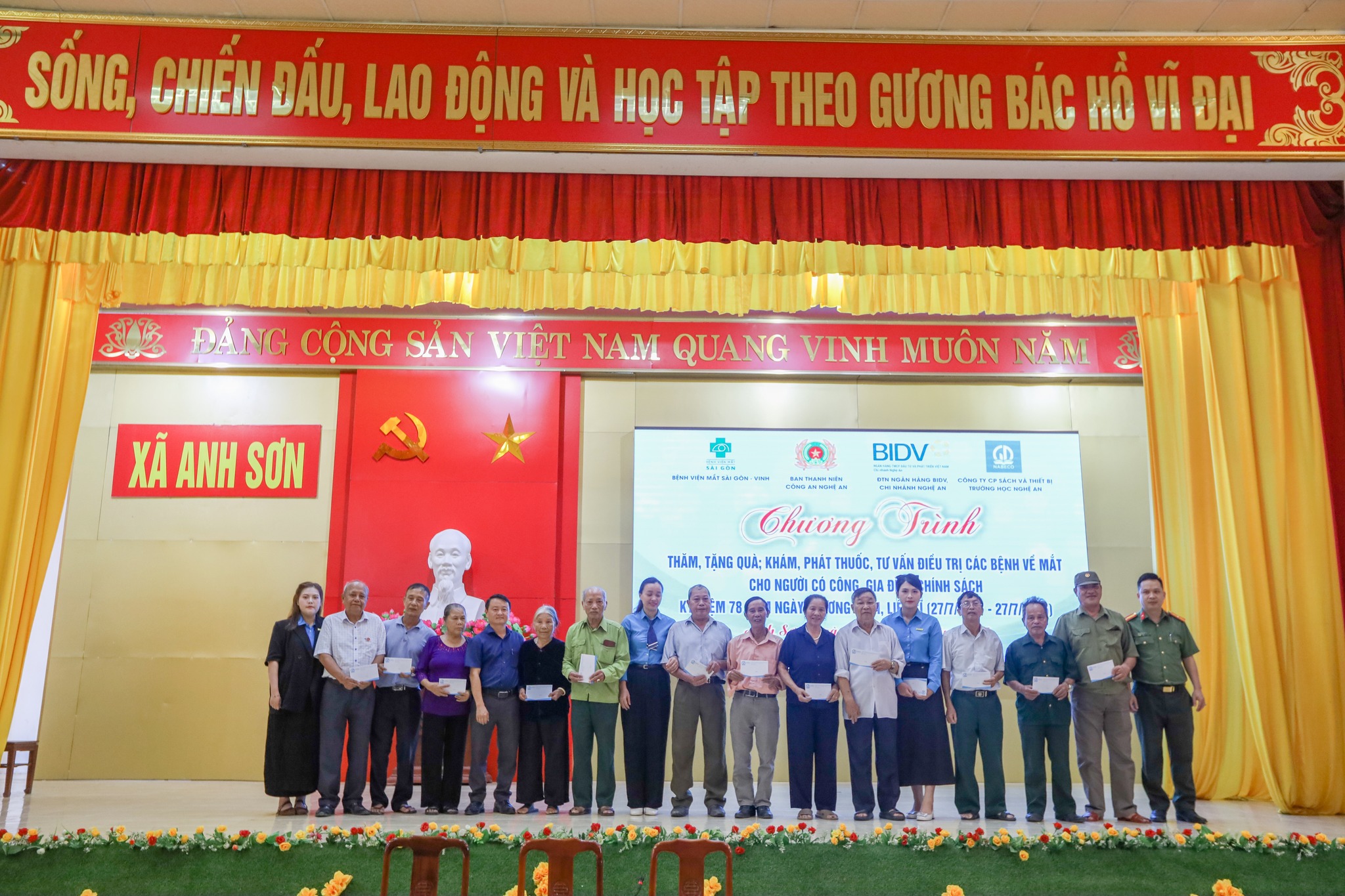 Công ty Cổ phần Sách và Thiết bị Trường học Nghệ An tặng quà cho các gia đình người có công, gia đình chính sách tại địa bàn huyện Anh Sơn, tỉnh Nghệ An.