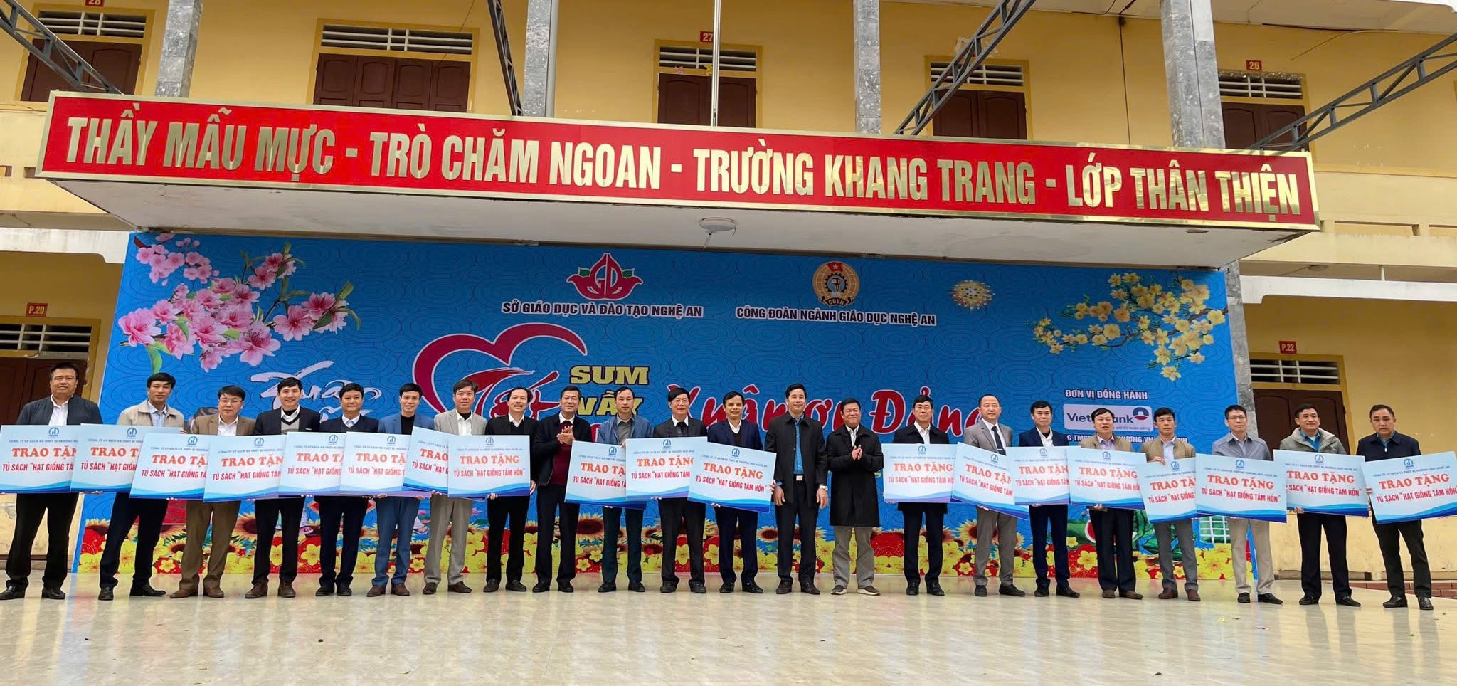 Công ty Phối hợp cùng Sở Giáo dục và Đào tạo tỉnh Nghệ An trao tặng "Tủ sách Hạt giống tâm hồn" tới các trường trong khu vực.