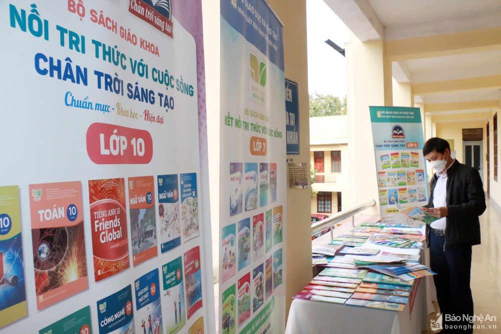 Các đại biểu nghiên cứu về bộ sách giáo khoa mới